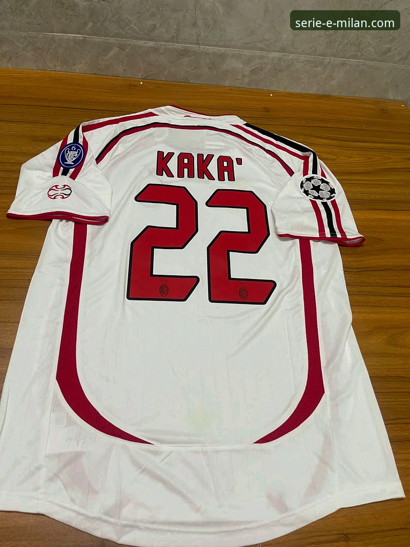 经典传承与未来革新：AC米兰客场球衣的演变趋势分析